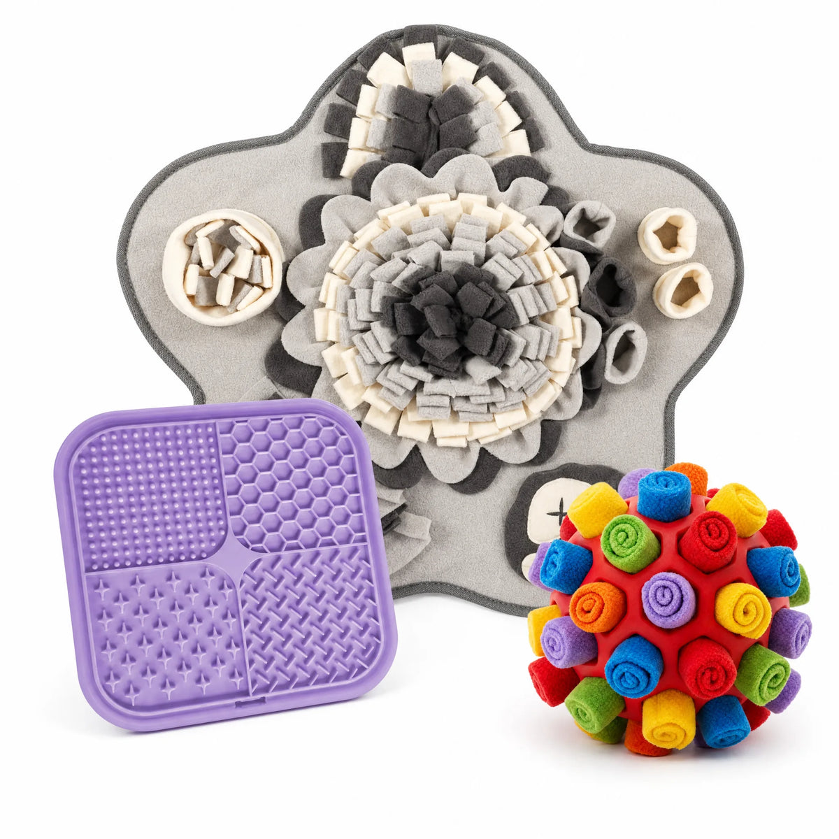 Kit FiutaSnack per cani: tappeto olfattivo in pile, tappetino leccalecca in silicone e palla olfattiva SniffBall su sfondo bianco