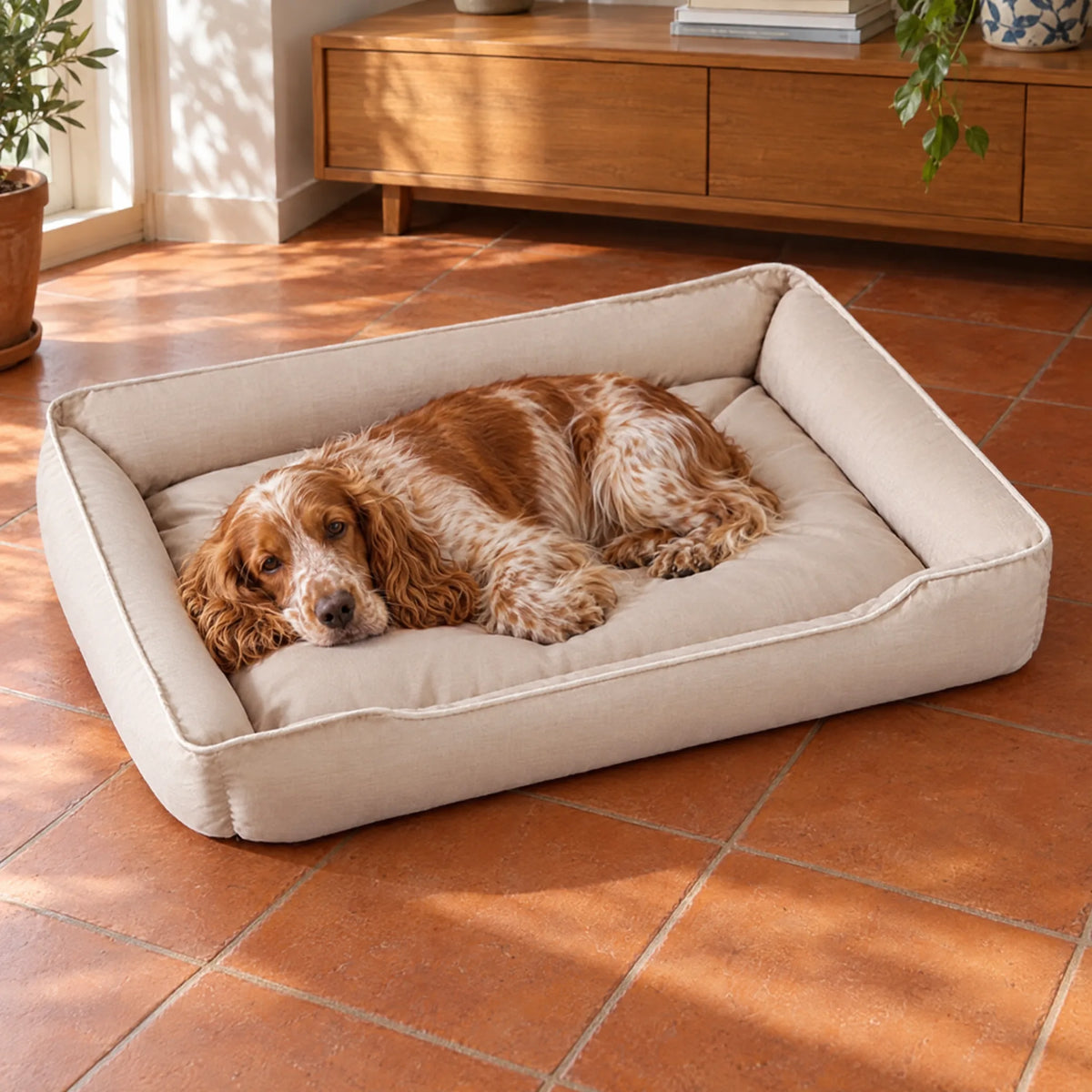 Cocker spaniel disteso nella cuccia per cani beige in tessuto Oxford 600D, con la testa sul bordo davanti più basso