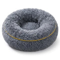 Cuccia a ciambella super morbida per cani colore grigio scuro su sfondo bianco