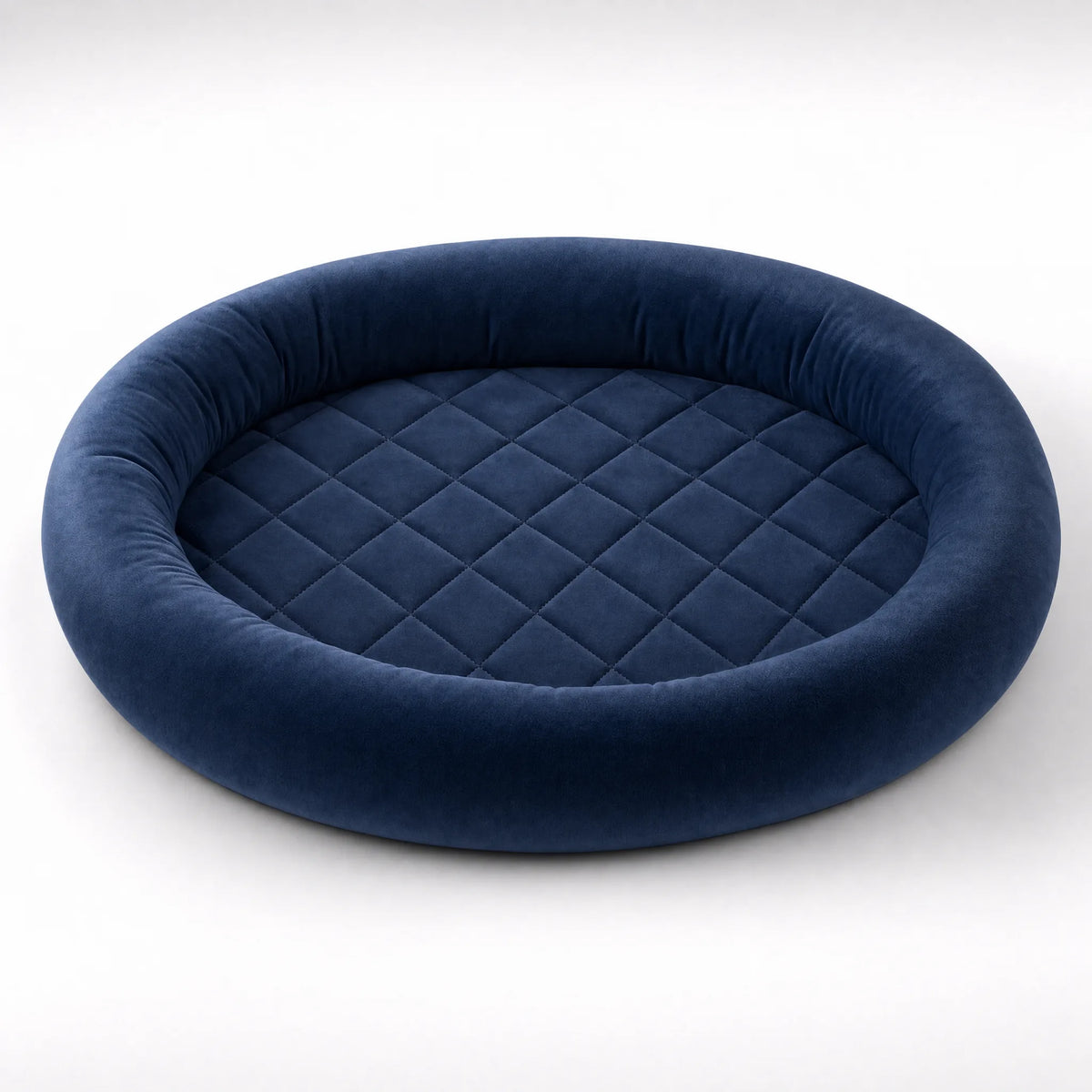 Cuccia in velluto blu notte trapuntata su sfondo bianco