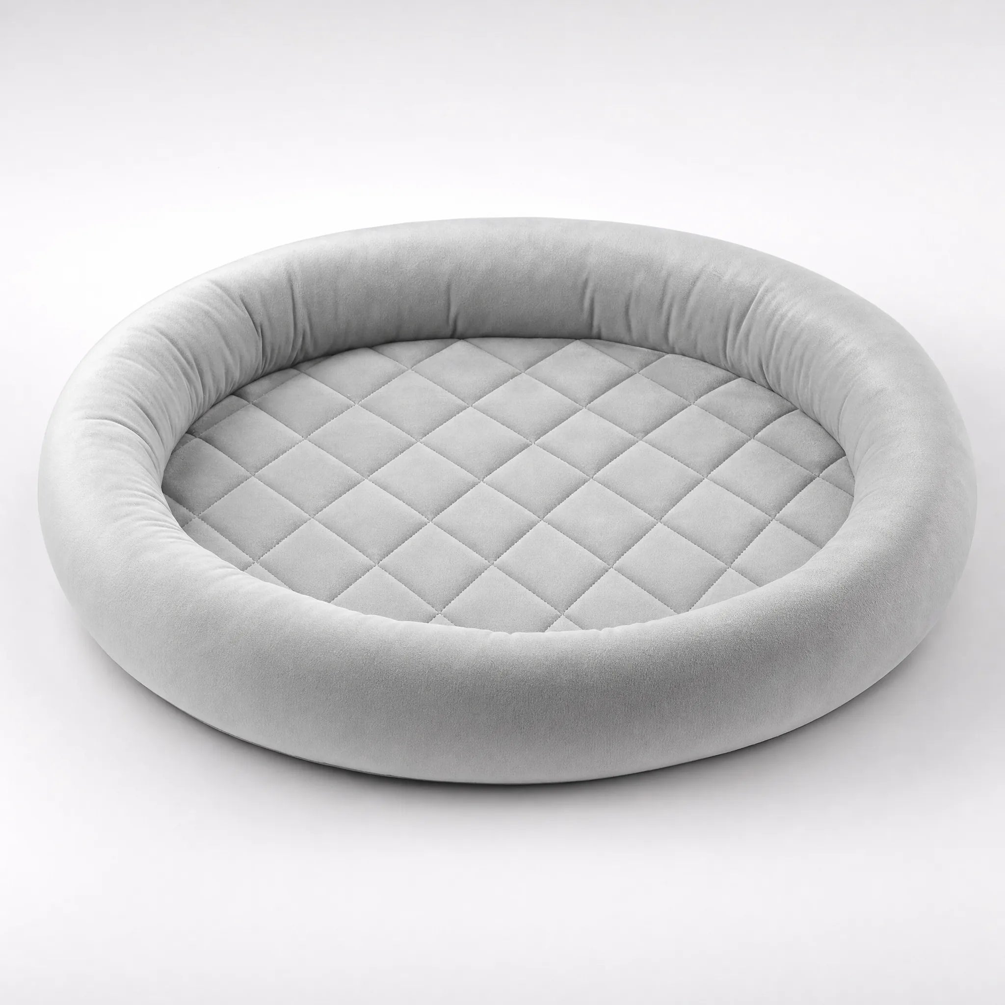 Cuccia in velluto grigio trapuntata su sfondo bianco