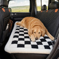 Cane rilassato disteso sulla cuccia da viaggio SoftCore Travel sul sedile posteriore dell'auto