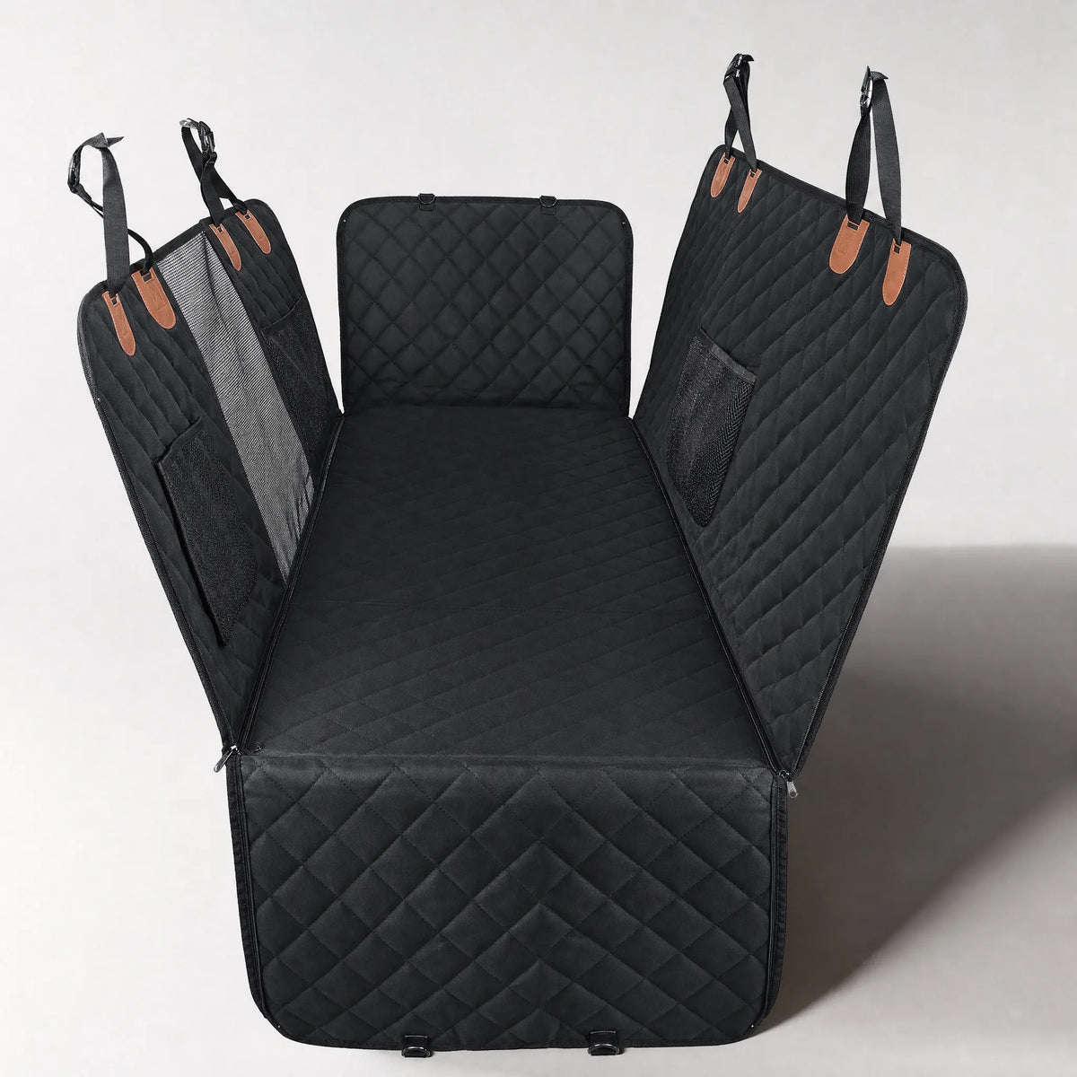 Coprisedile auto posteriore per cani Kit Viaggio Sicuro nero trapuntato con sponde, finestre in rete e cinghie, sfondo bianco