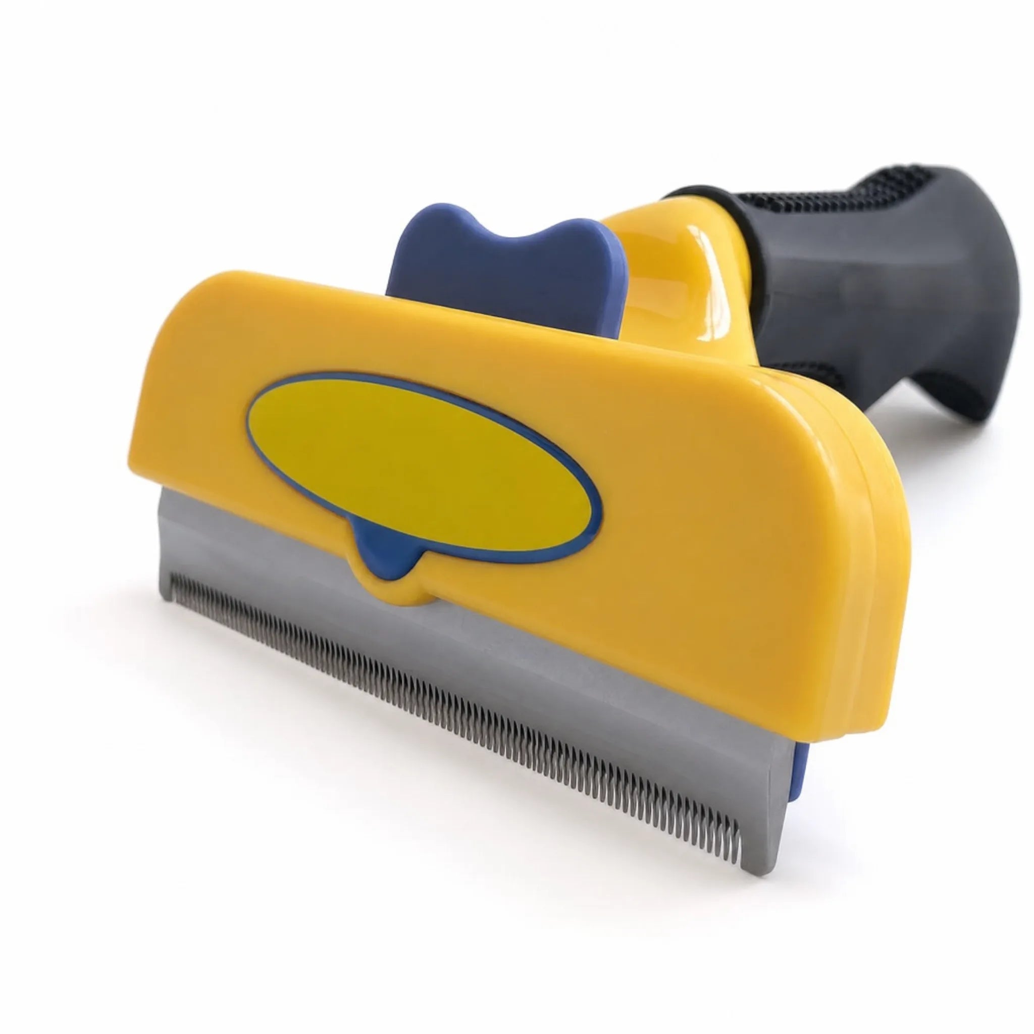 Cardatore cane sottopelo giallo su fondo bianco