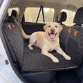 Labrador disteso comodo sul coprisedile auto posteriore Kit Viaggio Sicuro nel sedile dietro