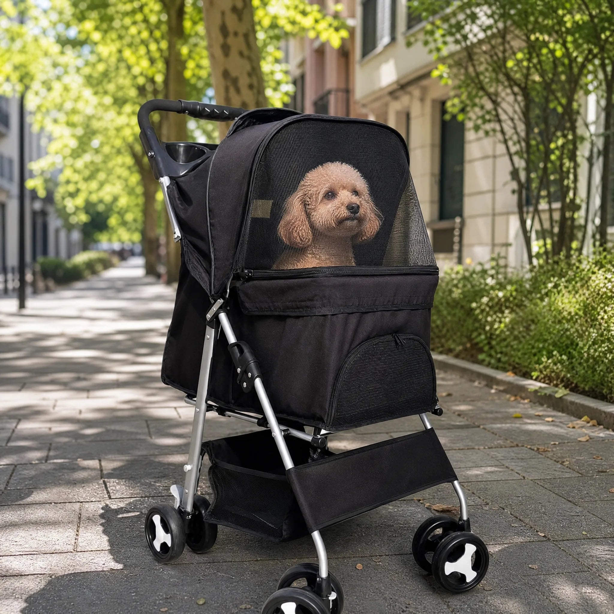 Passeggino per cani pieghevole nero con barboncino a bordo durante una passeggiata in città