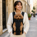 Donna con marsupio frontale per cani nero e barboncino sul petto