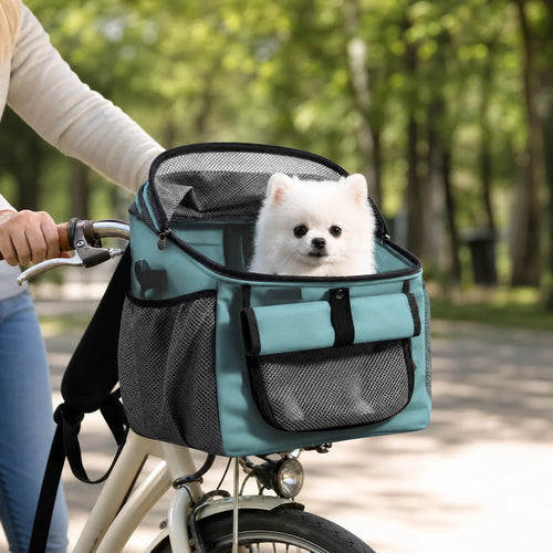 Cestino bici per cani da manubrio con volpino bianco durante una passeggiata al parco