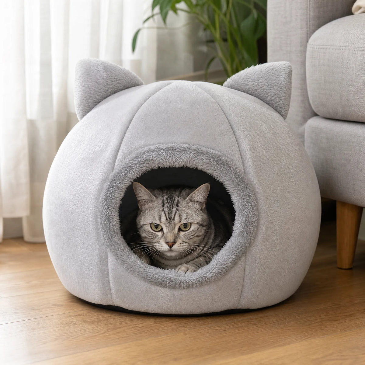Cuccia gatto igloo grigio chiaro in salotto