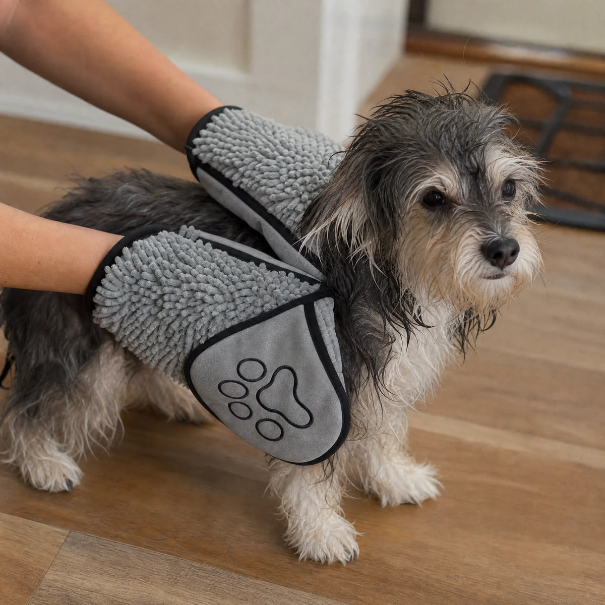Mani nelle tasche dell asciugamano cane in chenille