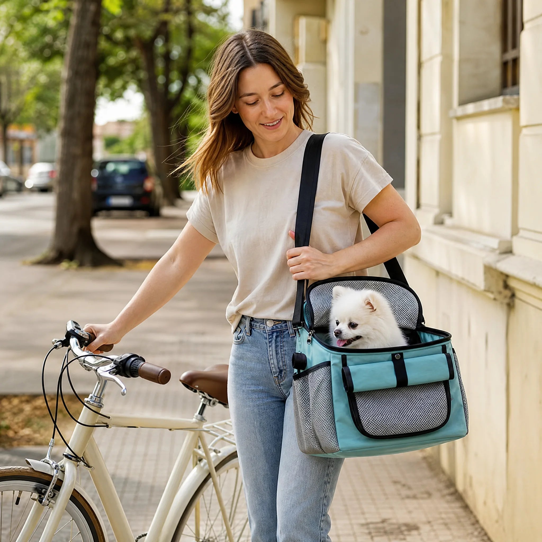 Cestino bici per cani usato come borsa a tracolla con cagnolino dentro
