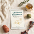 Cover della mini-guida digitale "4 Settimane Senza Uscire" di Felici Insieme su tablet: guida per sopravvivere alla quarantena vaccini del cucciolo indoor, flatlay con giochi di corda, kong, coperta ed eucalipto su lino crema
