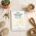 Cover della mini-guida digitale "Esci Senza Sensi di Colpa" di Felici Insieme su tablet: guida per uscire di casa senza crisi del cucciolo, flatlay con chiavi, sneakers, guinzaglio e tazzina di caffè su lino crema