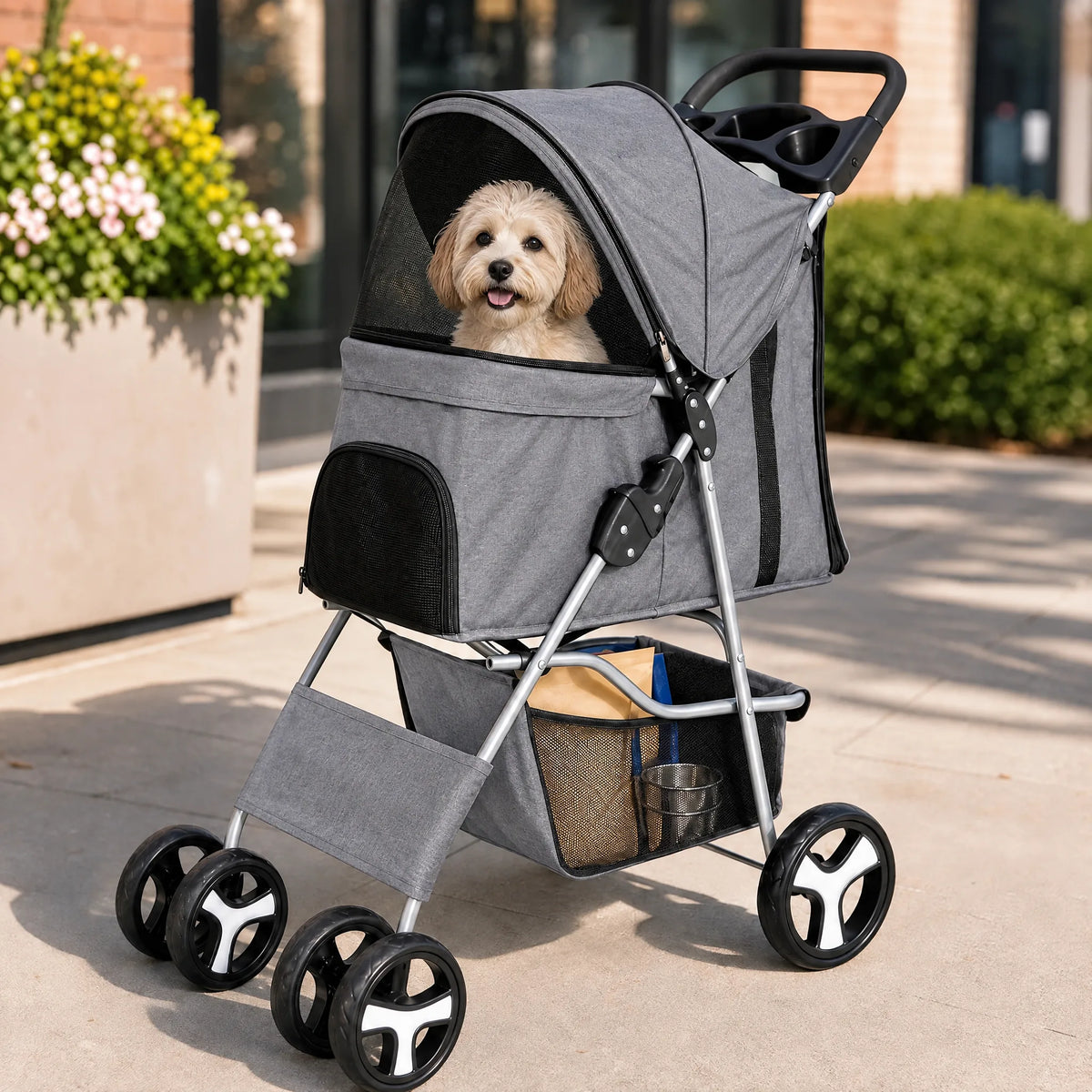 Cane nel passeggino a quattro ruote grigio durante una passeggiata in citta