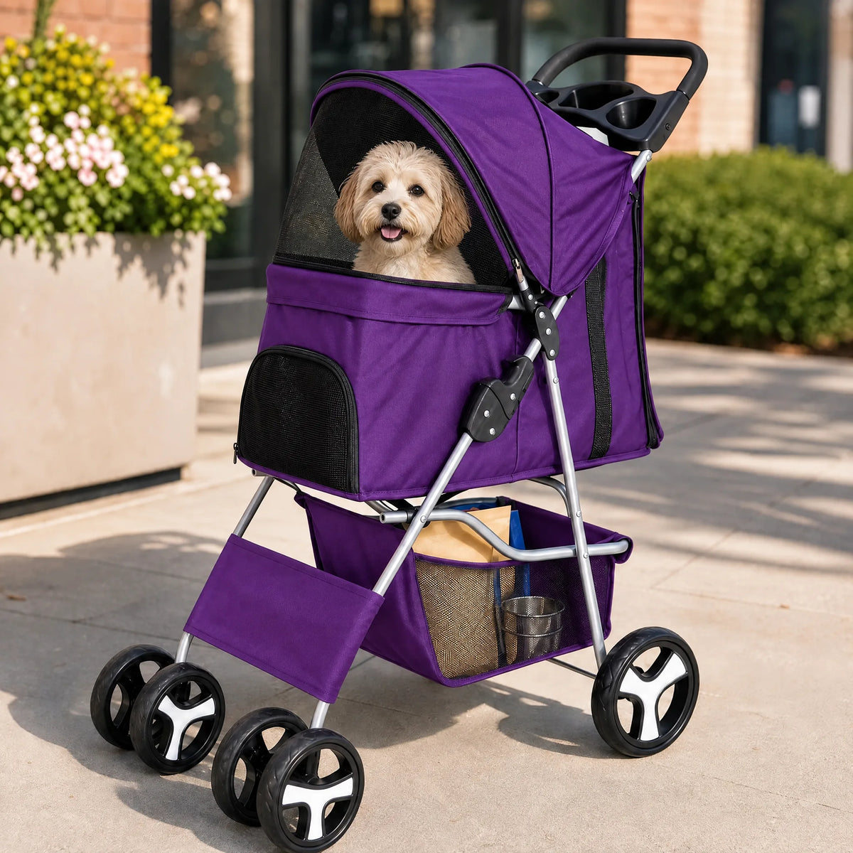 Cane nel passeggino a quattro ruote viola durante una passeggiata in citta