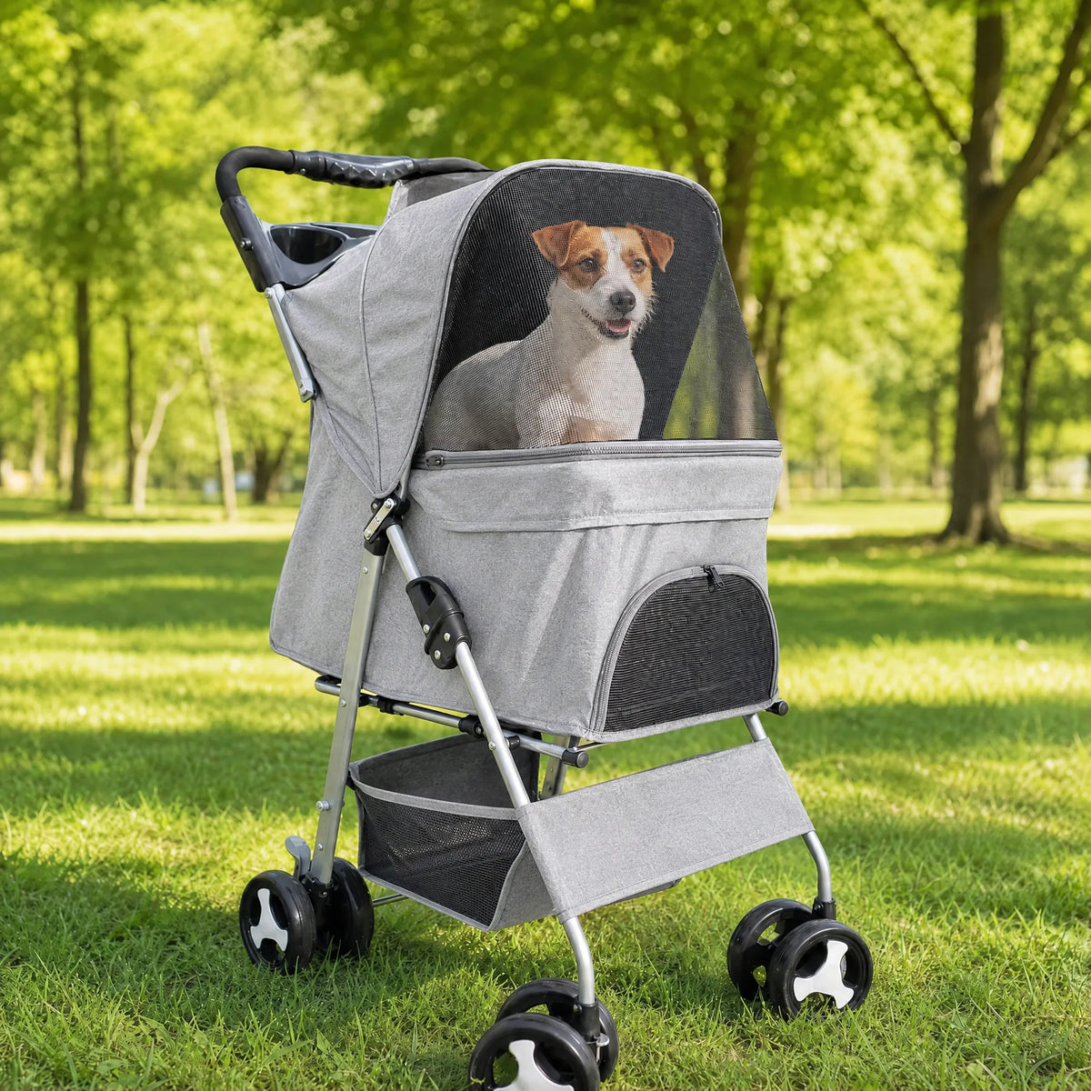 Cane dentro il passeggino grigio mentre passeggia al parco