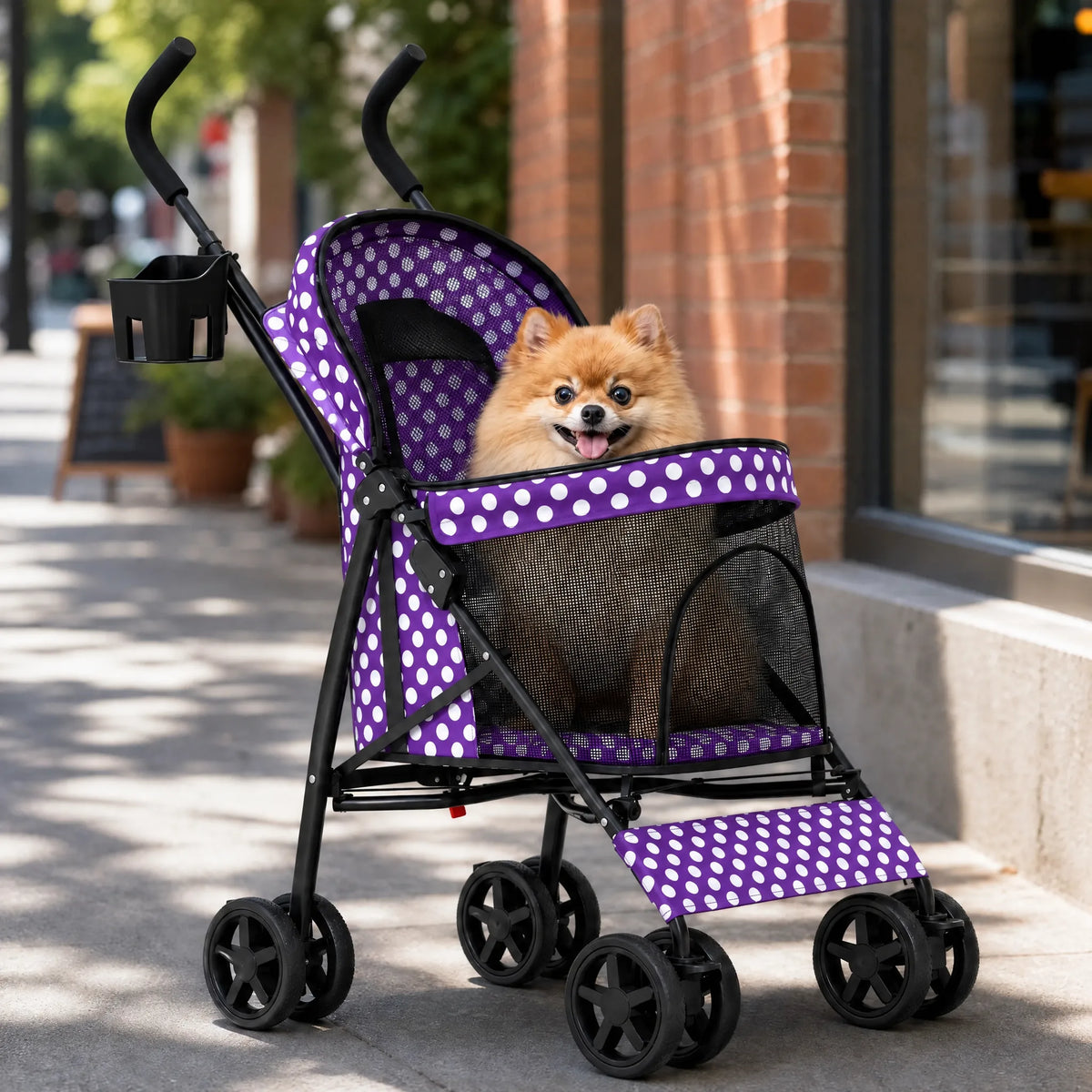 Cane nel passeggino viola a pois durante una passeggiata in citta