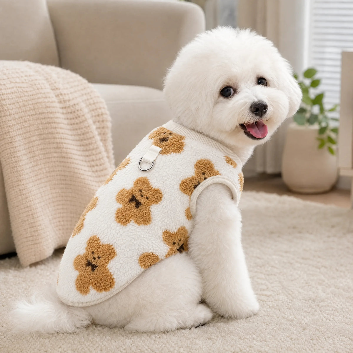 Cane seduto in casa con il pigiama in flanella teddy bianco con orsetti