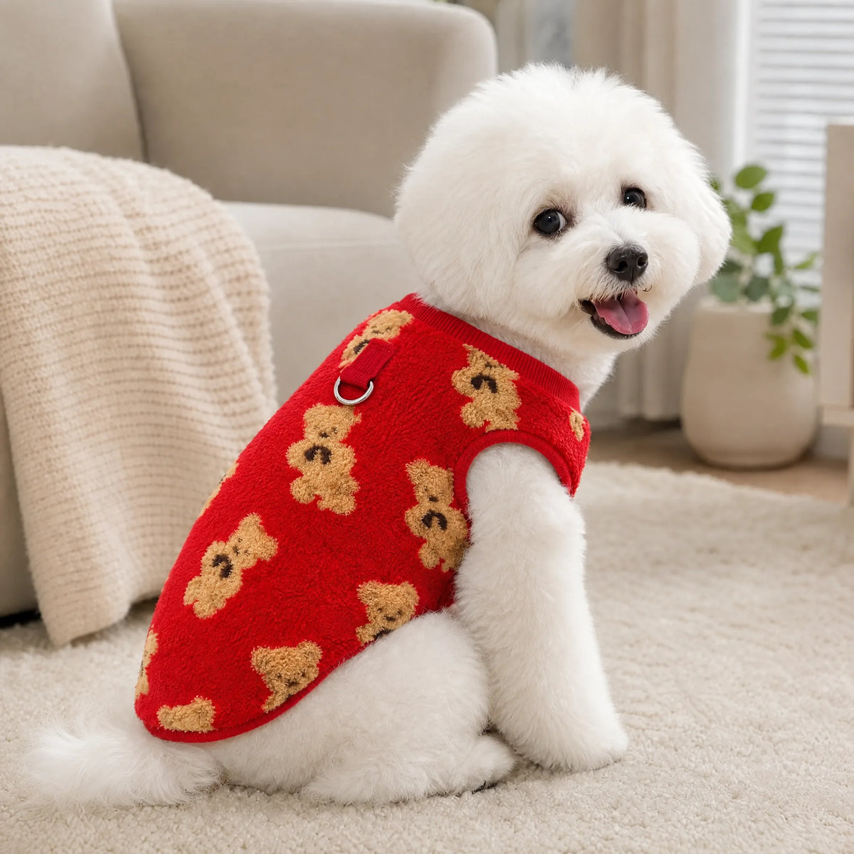 Cane seduto in casa con il pigiama in flanella teddy rosso con orsetti