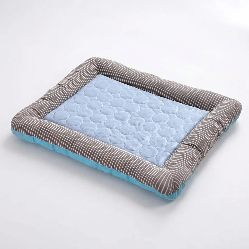 Tappetino refrigerante per cani e gatti colore blu su sfondo bianco
