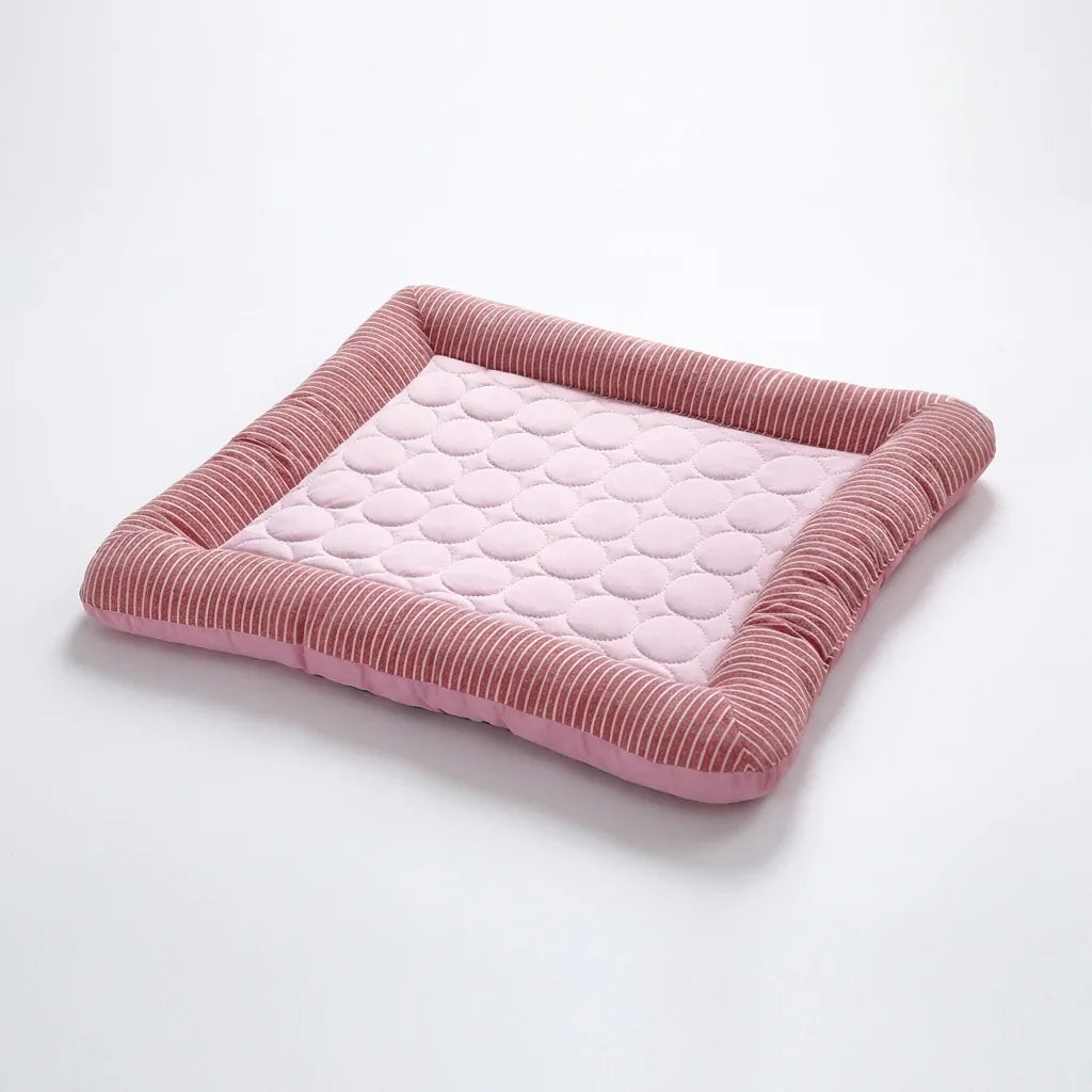 Tappetino refrigerante per cani e gatti colore rosa su sfondo bianco