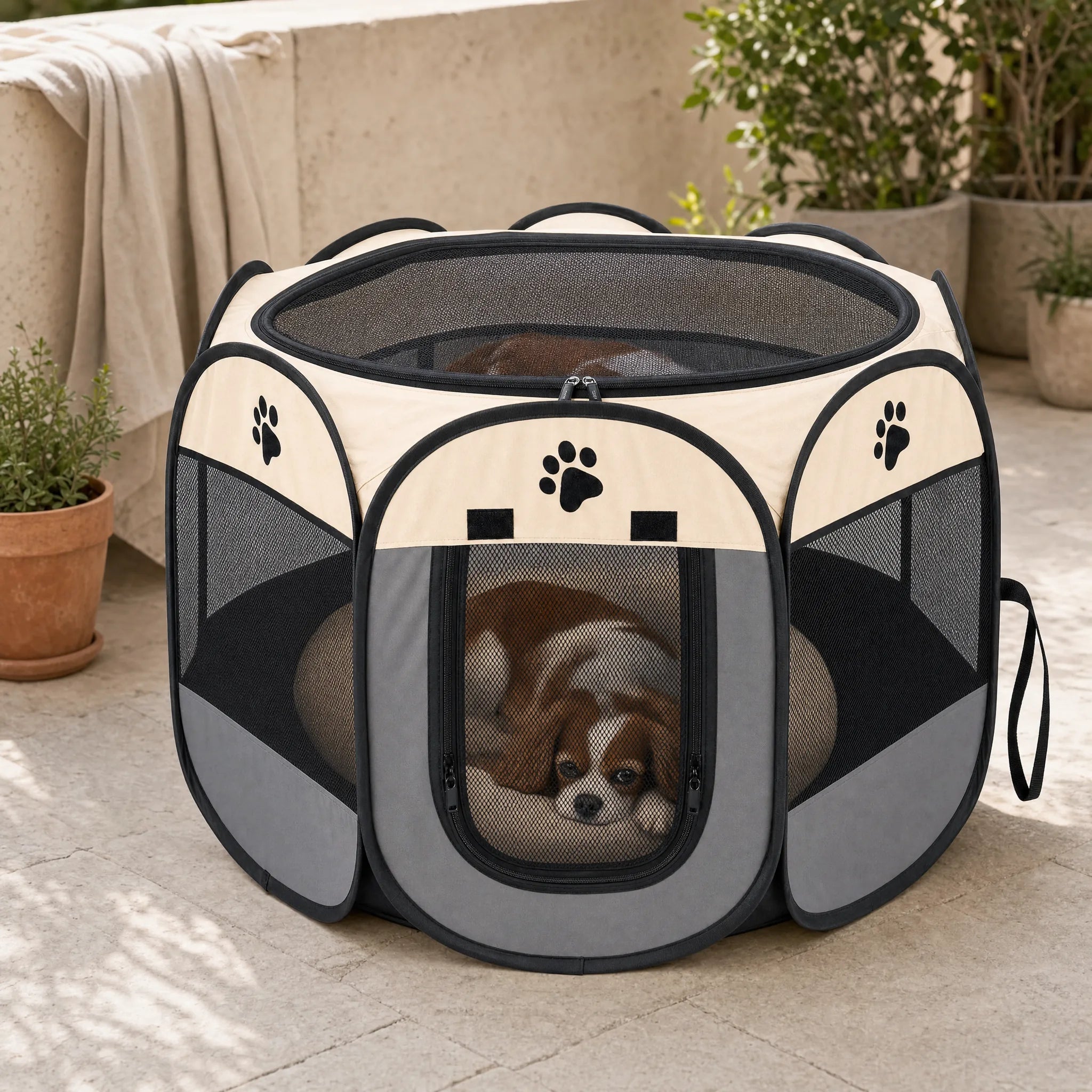 Cane dentro la tenda gazebo per cani con cupola in rete chiusa su una terrazza soleggiata