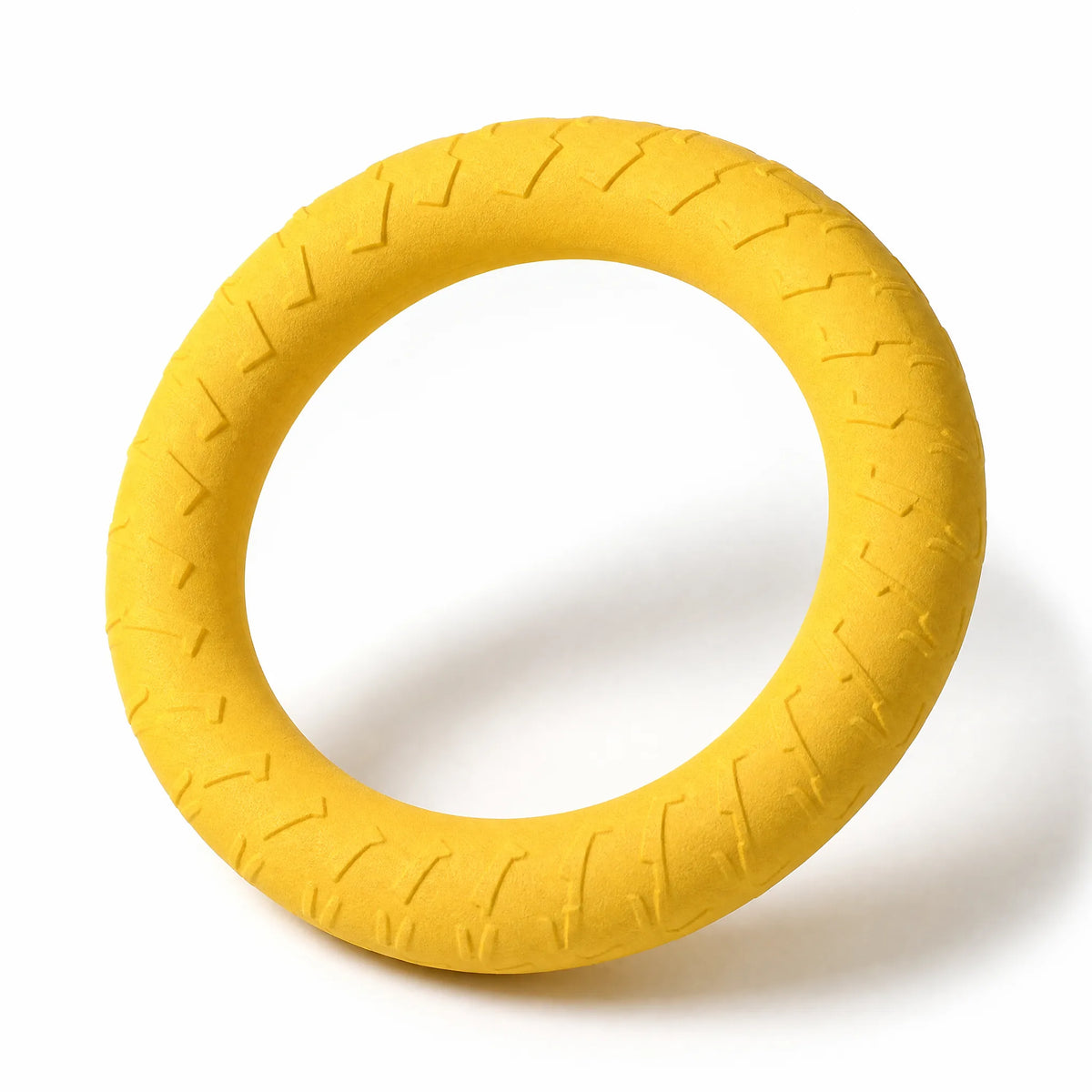Anello pull EVA giallo per cani su fondo bianco