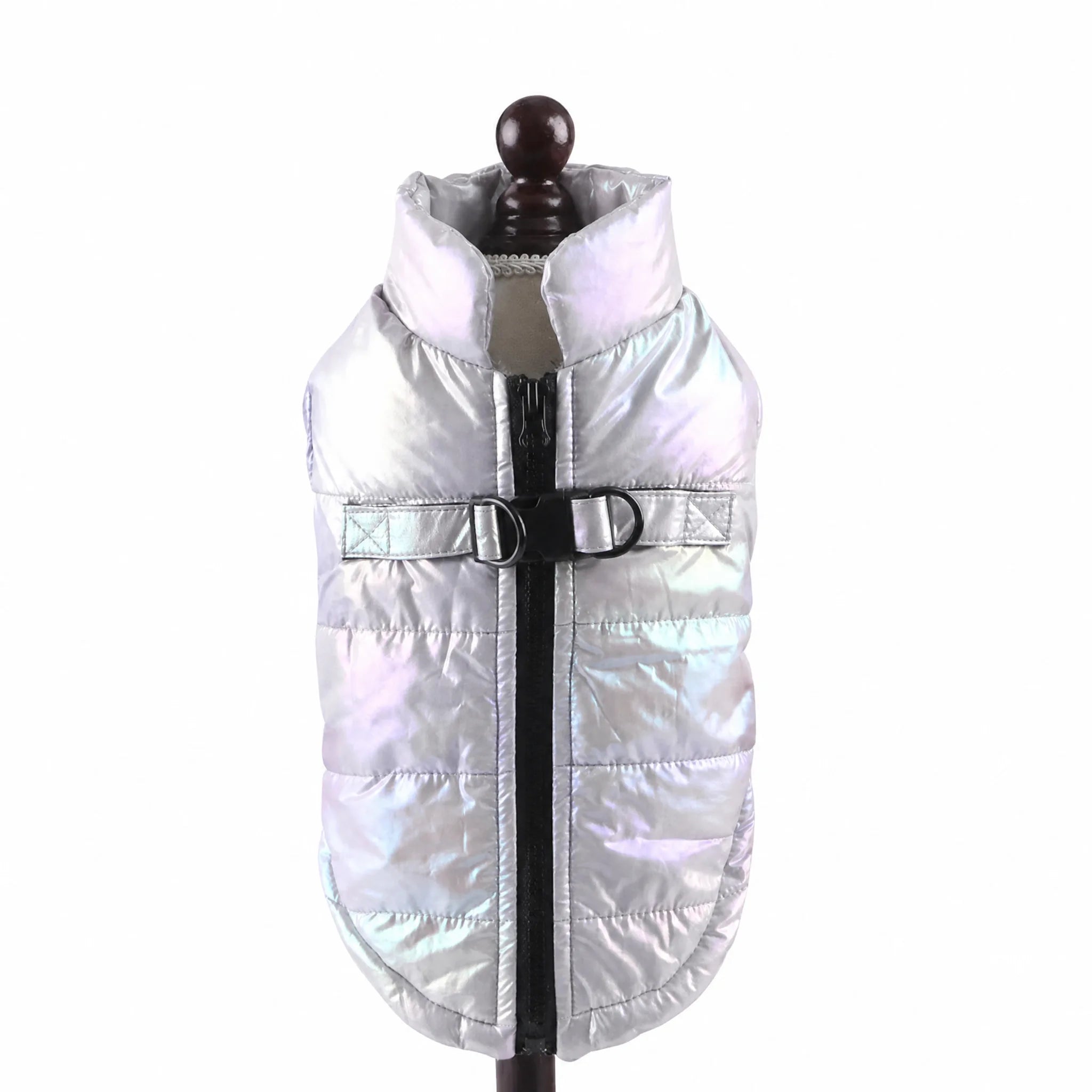 Gilet per cani iridescente argento su sfondo bianco