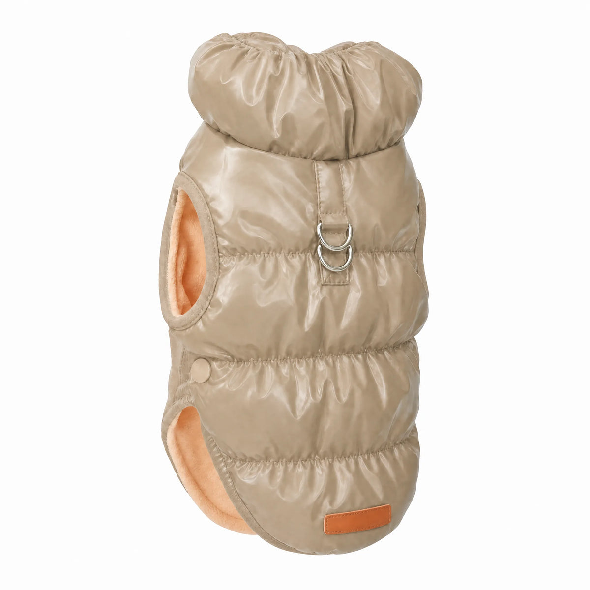 Piumino cane beige su sfondo bianco