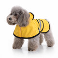 Impermeabile cane giallo regolabile su sfondo bianco
