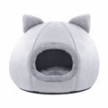 Cuccia gatto igloo grigio chiaro su fondo bianco