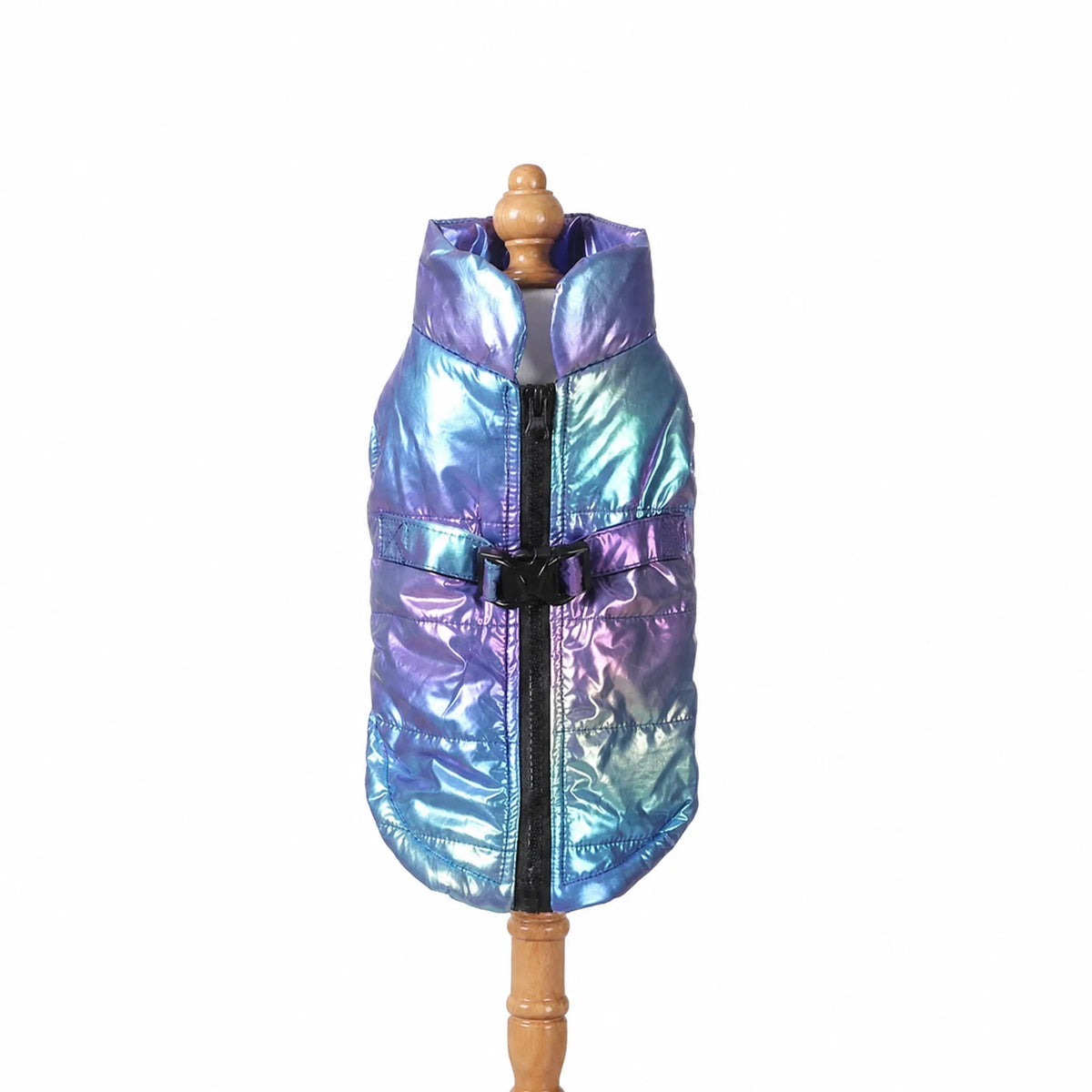 Gilet per cani iridescente viola su sfondo bianco