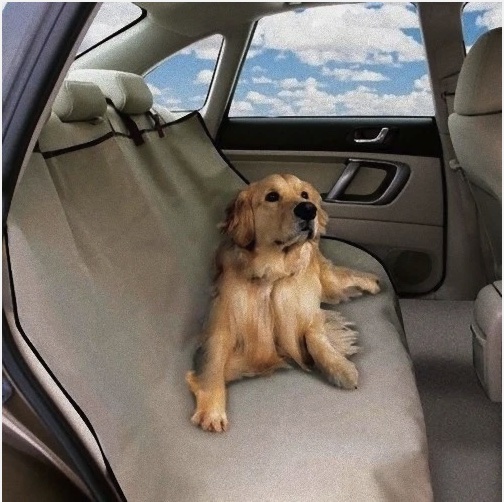 Cane su telo morbido economico in auto con sedile posteriore poco stabile
